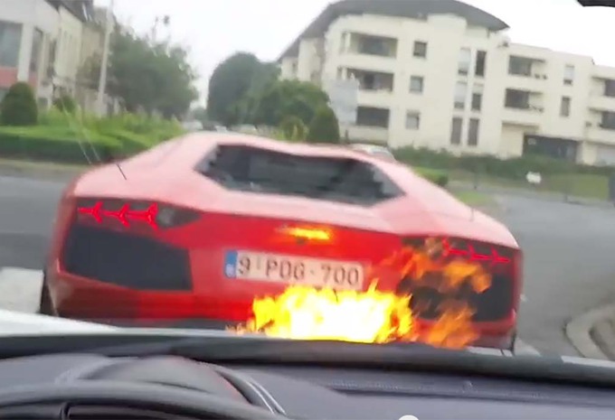BIJZONDER: Hij verbrandt de Ferrari van zijn vriend met zijn Lamborghini #1