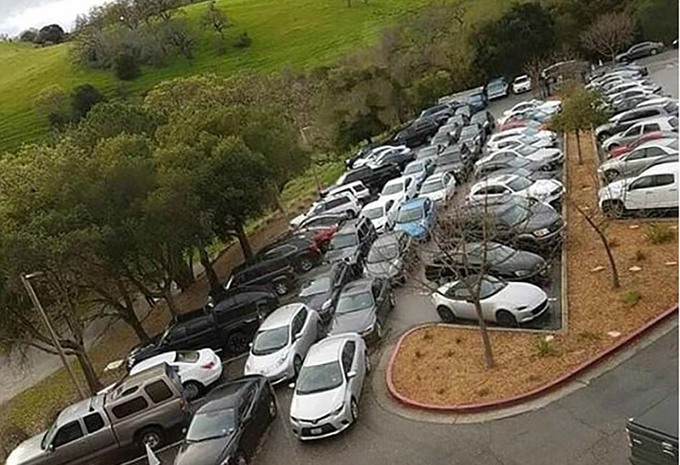 Tesla : panique dans le parking ! #1