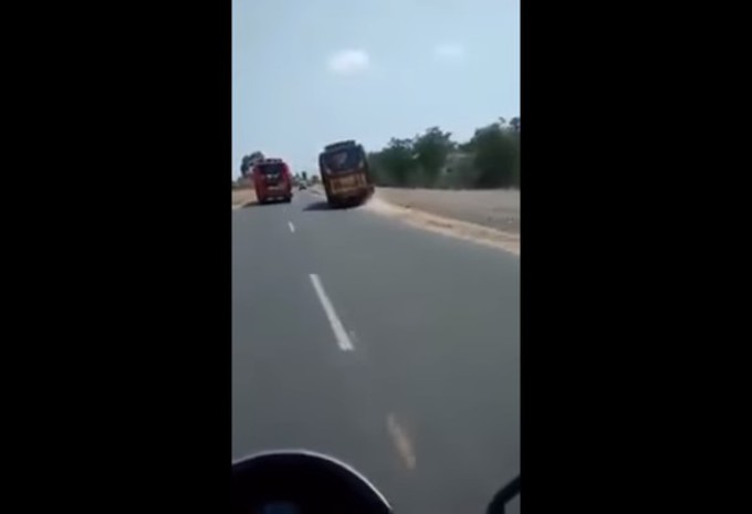 INSOLITE – Des conducteurs de bus se font la course #1