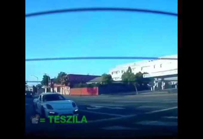 INSOLITE – Une Porsche fait une toupie en tentant de suivre une Tesla  #1