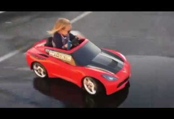 Une petite fille en glisse en mini voiture électrique #1