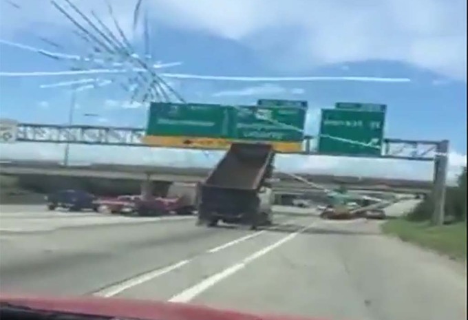 INSOLITE – Il arrache des panneaux avec sa remorque de camion #1