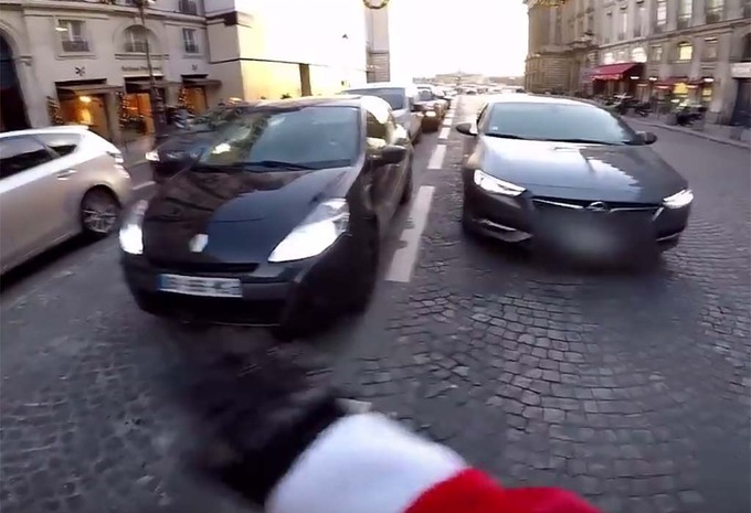 INSOLITE – Un père noël justicier dans Paris #1