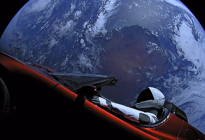Tesla’s ruimte-Roadster kan de aarde raken #1