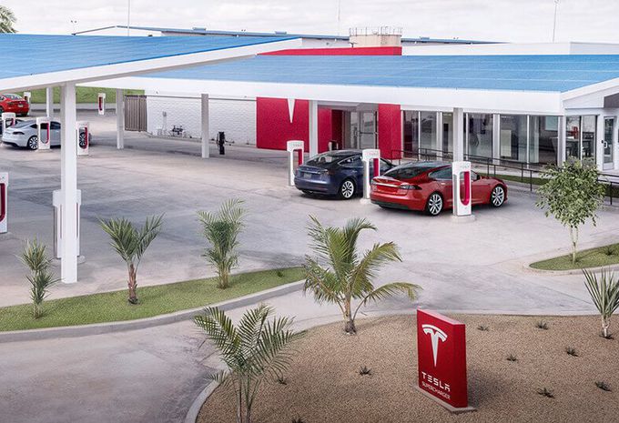 Tesla : un drive-in rétro pour la recharge #1
