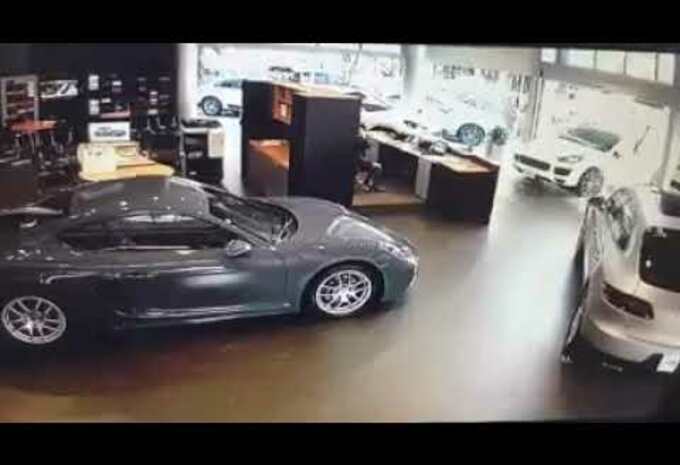 Boze Porsche-klant vernielt showroom #1