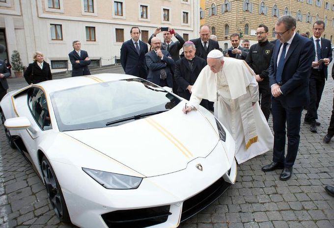 Lamborghini van de Paus geveild #1
