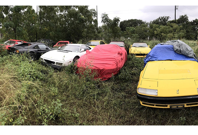 BIZAR - Elf verlaten Ferrari’s op een braakliggend terrein #1
