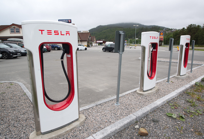 Tesla : 30 kW en plus pour les superchargeurs #1