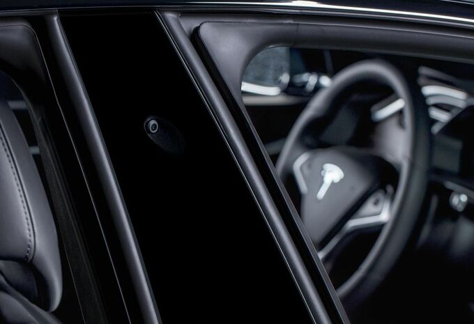 De Autopilot van Tesla stopt nu ook voor rode lichten en stopborden #1