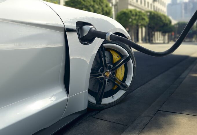 Porsche is op zoek naar extra krachtige batterijen #1