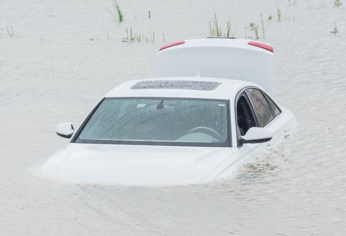 50.000 épaves automobiles dans les inondations #1