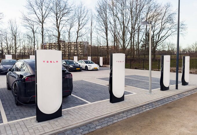 Tesla Supercharger V4