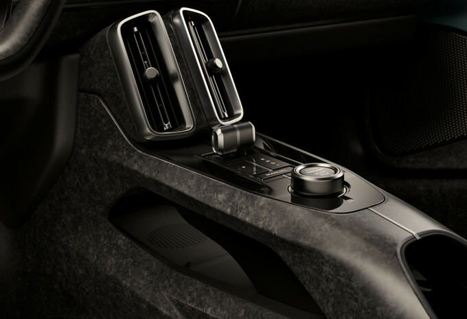 2025 Aston Martin Valhalla