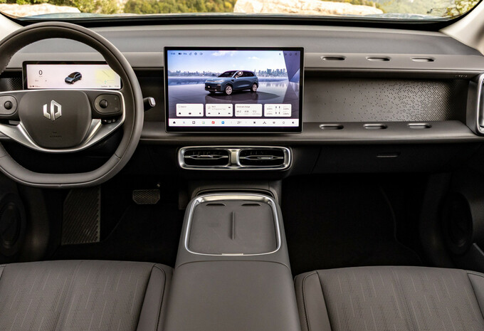 2026 Leapmotor B10 Hybrid EV