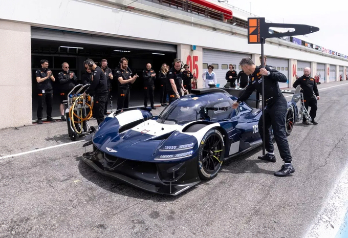 Le Mans-legende Jacky Ickx probeert de hypercar van Genesis