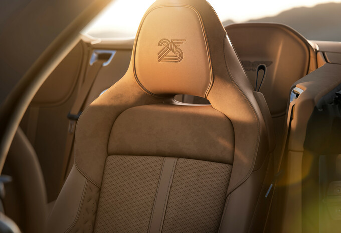 Aston Martin Vanquish 25 viert een kwarteeuw V12-glorie #6
