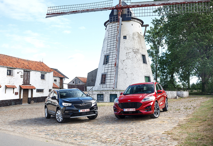 Ford Kuga PHEV vs Opel GrandLand X Hybrid4 #1