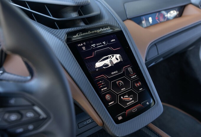 Review Lamborghini Revuelto (2024)