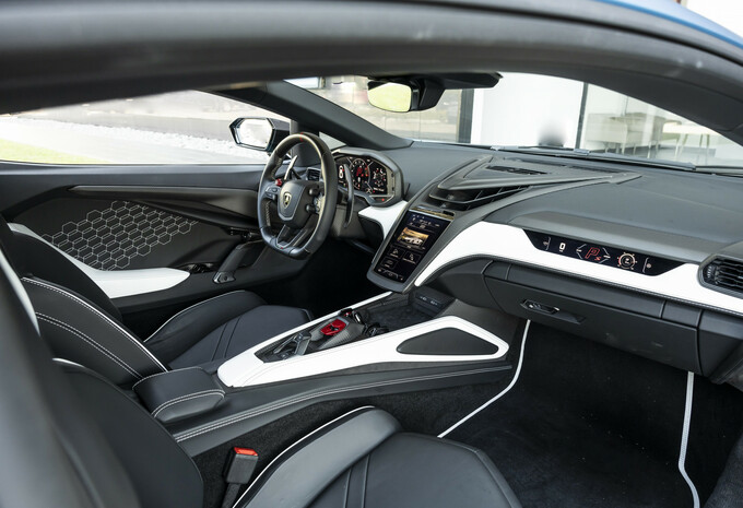 Review Lamborghini Revuelto (2024)