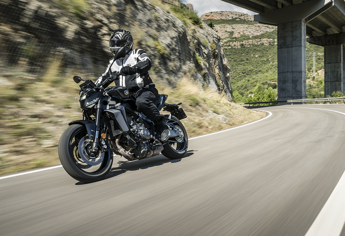 Review Yamaha MT09 Y-AMT (2025) 