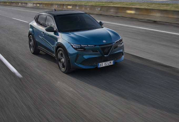 Review Alfa Romeo Junior Ibrida