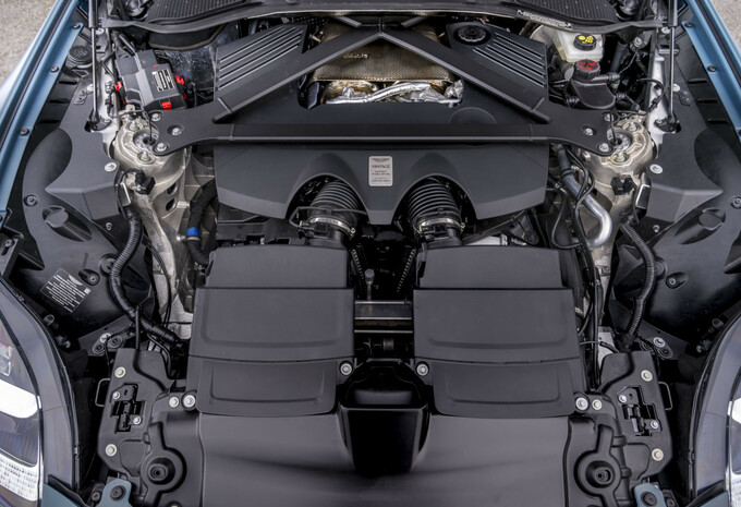 Review Aston Martin Vantage Roadster (2025)