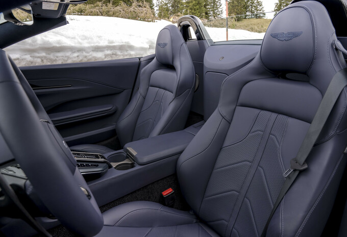 Review Aston Martin Vantage Roadster (2025)