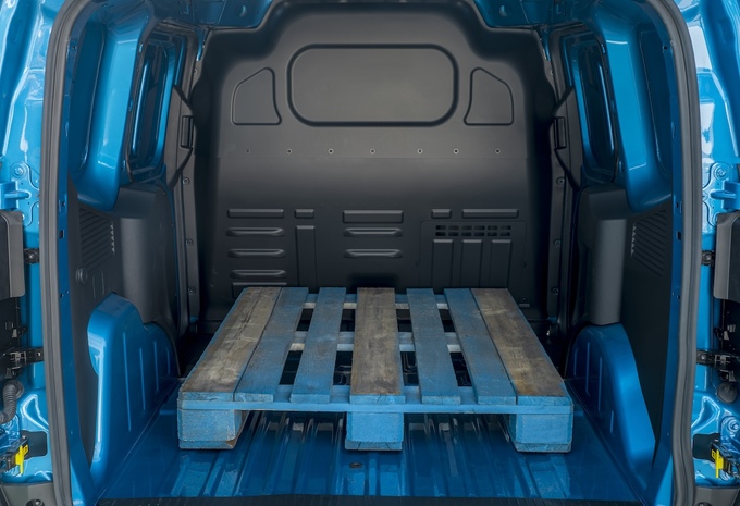 Review Ford e-Transit Courier (2025)