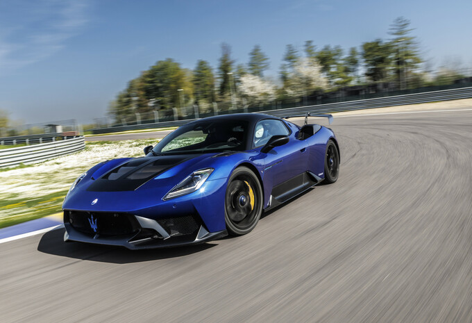 Review Maserati MC20 GT2 Stradale (2025) - test AutoGids