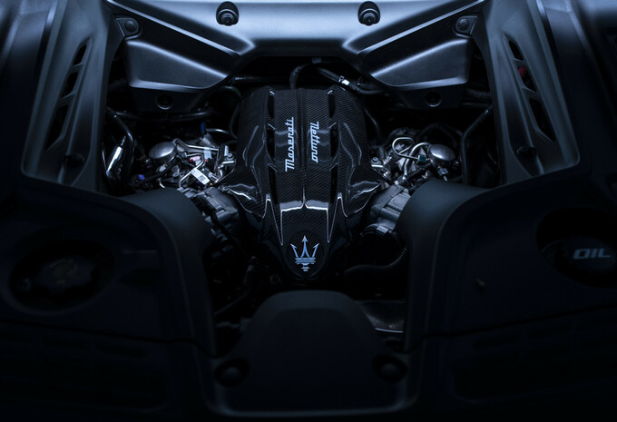 Review Maserati MC20 GT2 Stradale (2025) - test AutoGids