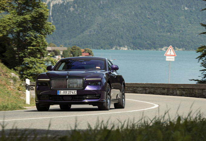 Review Rolls-Royce Black Badge Spectre (2025)