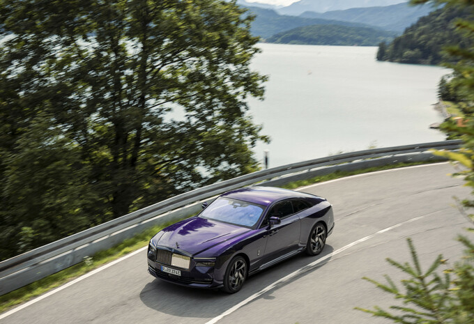 Review Rolls-Royce Black Badge Spectre (2025)