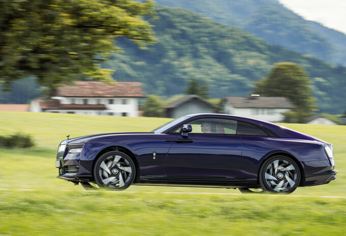 Review Rolls-Royce Black Badge Spectre (2025)