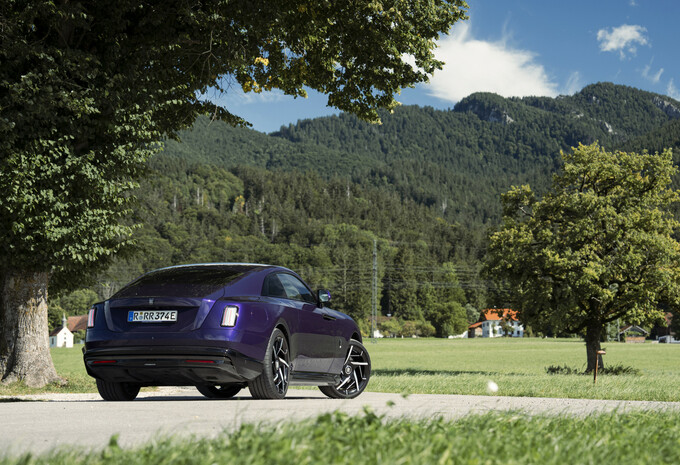 Review Rolls-Royce Black Badge Spectre (2025)