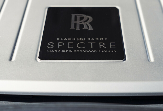 Review Rolls-Royce Black Badge Spectre (2025)