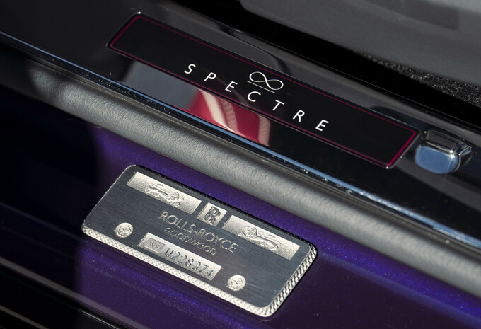 Review Rolls-Royce Black Badge Spectre (2025)