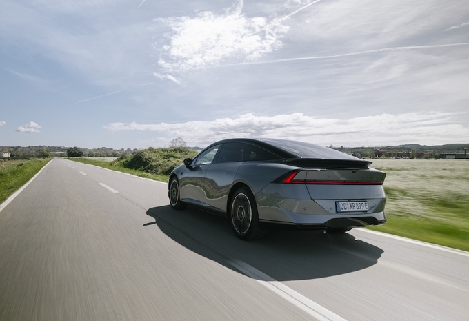 Review Xpeng P7+ (2026) - slanke limousine met snelle laadtijden en scherpe prijs