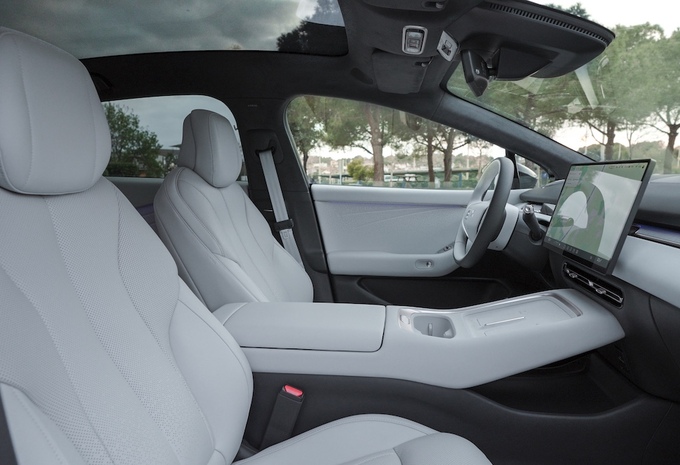 Review Xpeng P7+ (2026) - slanke limousine met snelle laadtijden en scherpe prijs