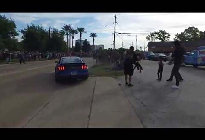 Mustang Shelby GT350 rijdt in op menigte #1